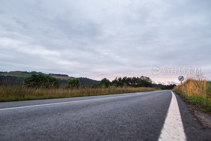 夕阳下的柏油路