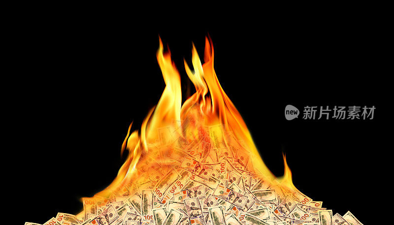 一大堆燃烧的百元美钞堆在一起