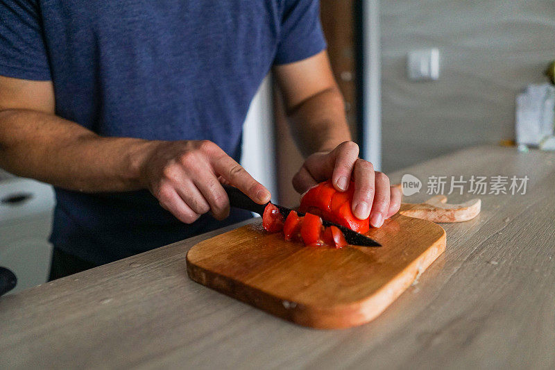 切西红柿的人，准备做饭用的西红柿