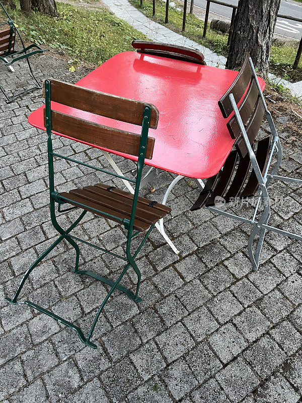 红色的桌椅