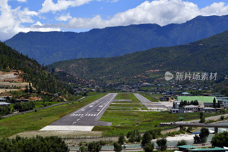 帕罗机场-跑道视图，海拔2235米，群山环绕，不丹