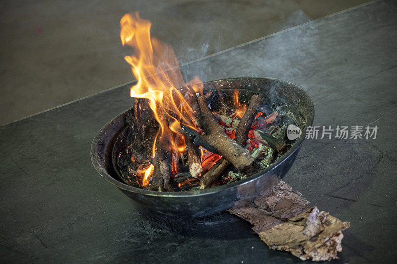 土著吸烟仪式。碗和木头，火和烟。