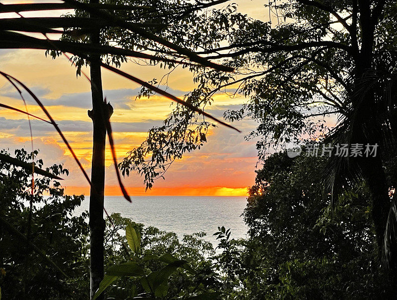 哥斯达黎加的乌维塔奥萨，海岸景观上引人注目的日落