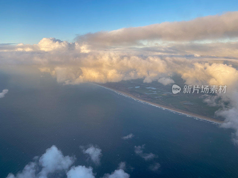 荷兰海岸线的鸟瞰图，接近荷兰史基浦机场