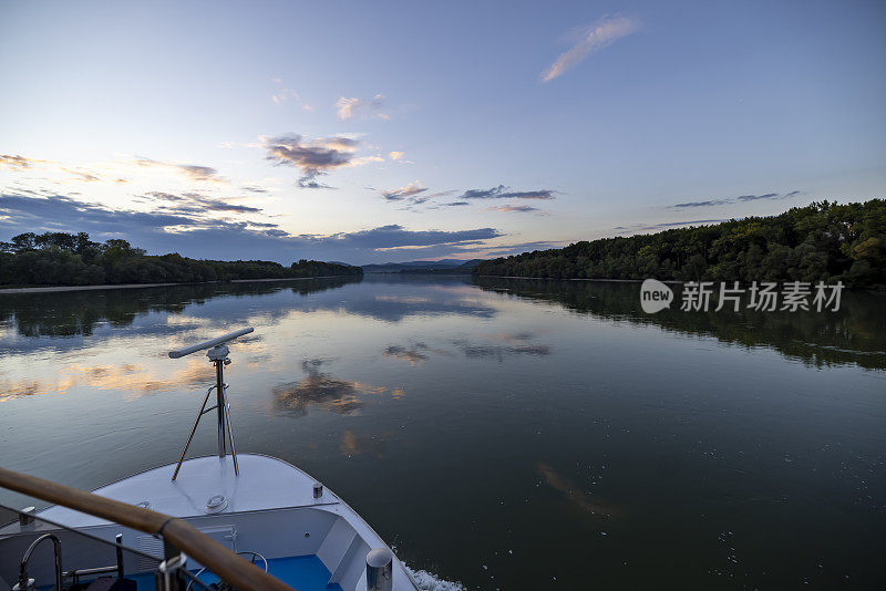 黄昏时，船沿着多瑙河航行