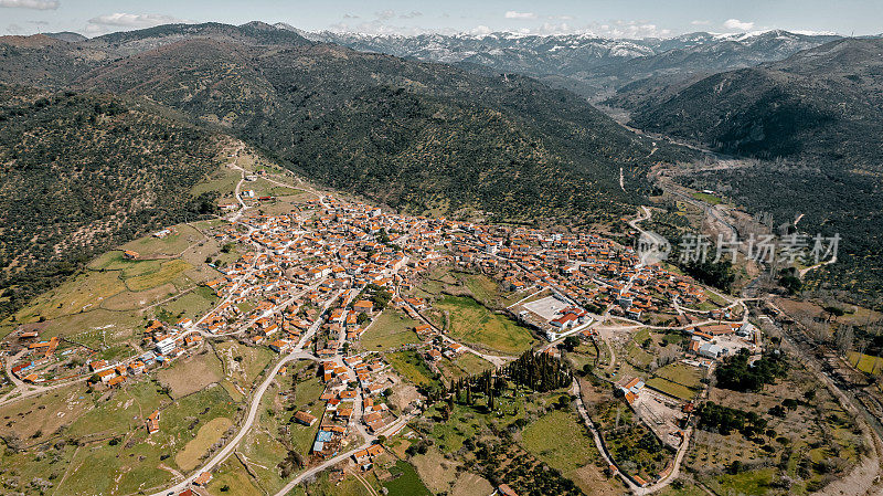 无人机拍摄的巴哈丁利村照片，贝加马-伊兹密尔，土耳其