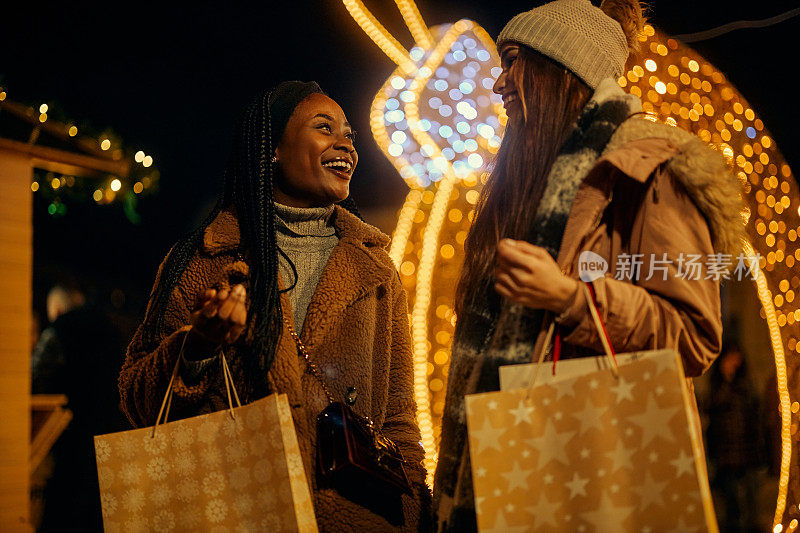 两个不同的女性在户外。他们在买圣诞礼物