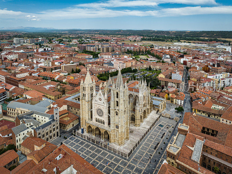 León西班牙城市，里昂大教堂无人机景观城堡和León