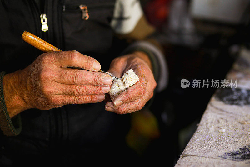海鼠艺术家用他的手塑造海鼠。爱斯基耶赫著名的地下矿