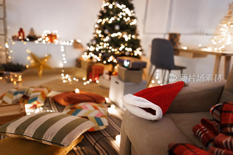 舒适的公寓为圣诞节装饰了放映设备，没有人的电影之夜