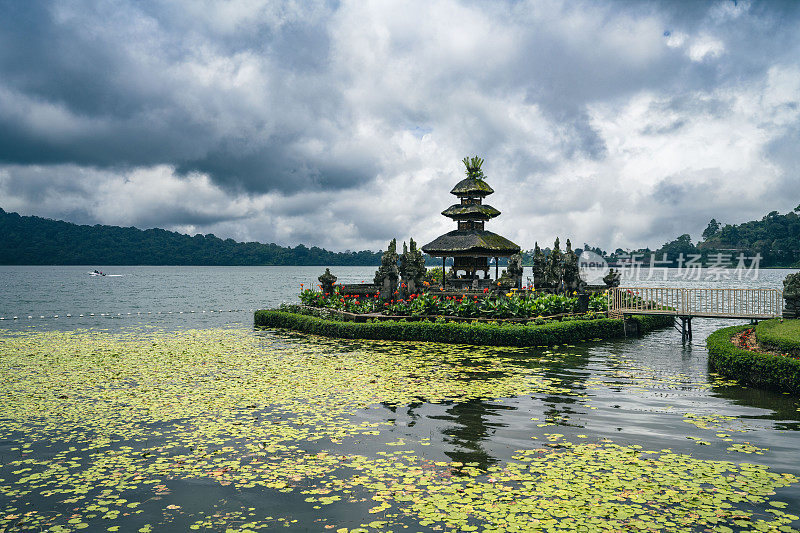 乌伦达努的水寺，巴厘岛