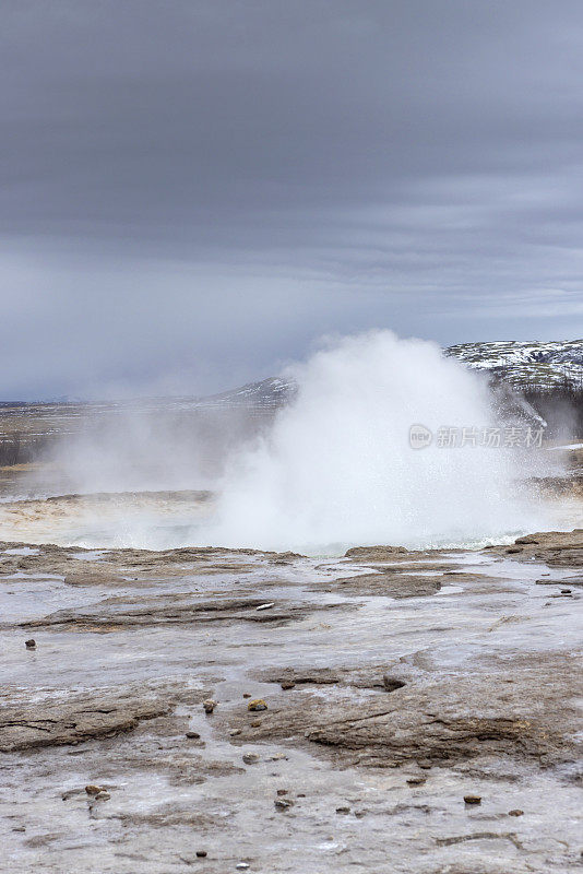 Strokkur是冰岛西南部的一个间歇泉。斯托库尔火山每4到8分钟就会定期喷发一次。