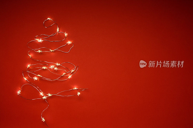 用圣诞彩灯做成的圣诞树
