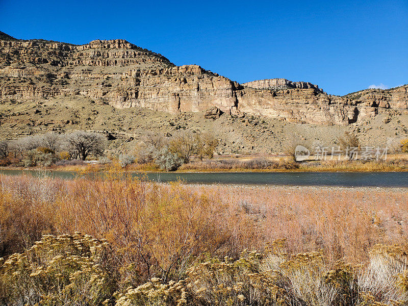 秋季低流量的科罗拉多河在科罗拉多大枢纽附近陡峭的峡谷。