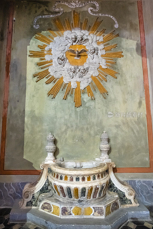 Cervo巴洛克式教堂的内部，献给施洗者圣约翰