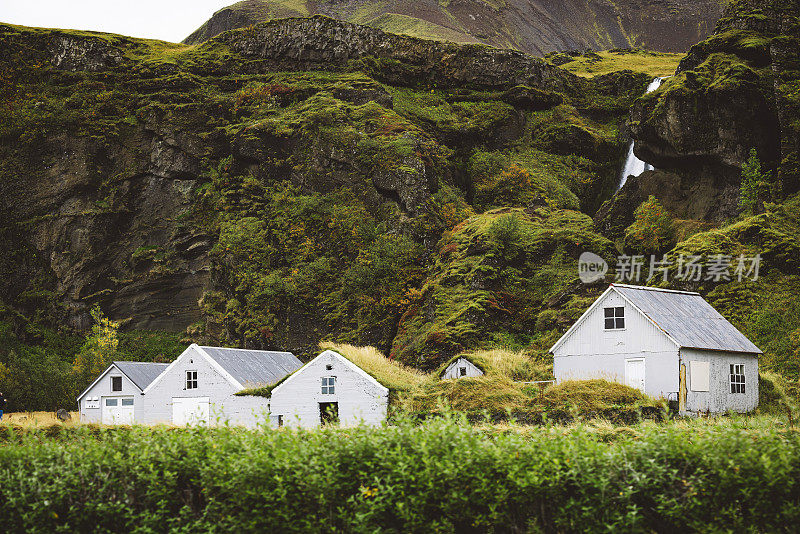 冰岛乡村典型的草皮屋顶房屋景观