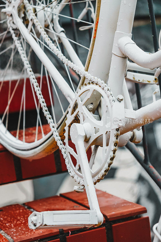 白色油漆的老式自行车链条和踏板，特写