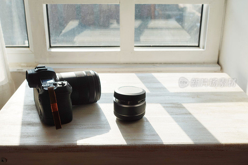 相机和镜头放在窗前的桌子上