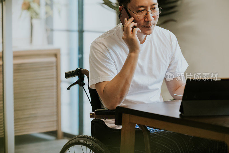 周末，一名残疾人在家吃早餐时与同事通电话。