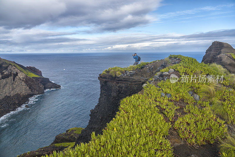 游客在亚速尔群岛法亚尔的卡佩林霍斯火山上