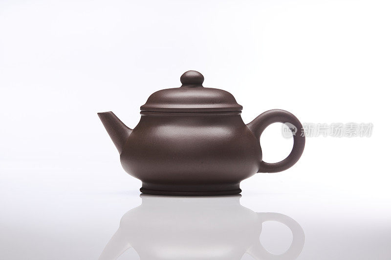 中国深棕色茶壶孤立在白色背景上;影棚拍摄。