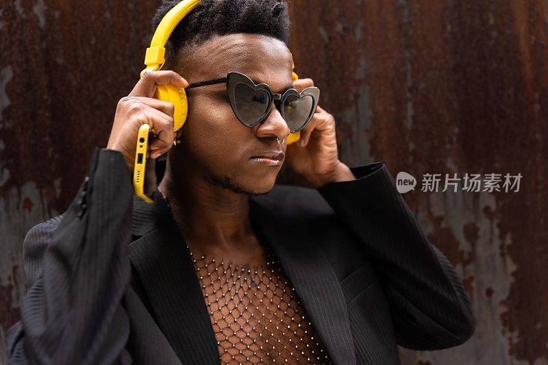 一个黑人男子戴着无线黄色耳机听音乐的特写