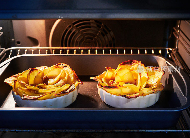 酥脆的烤箱烤土豆。在一个新的带灯的开放式电烤箱里。