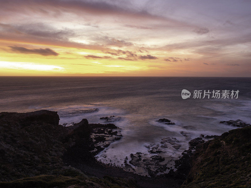 岩石海岸线和五颜六色的日落