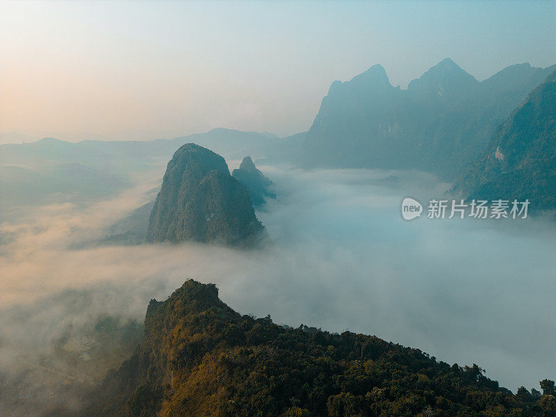 日出时云中喀斯特山脉的鸟瞰图