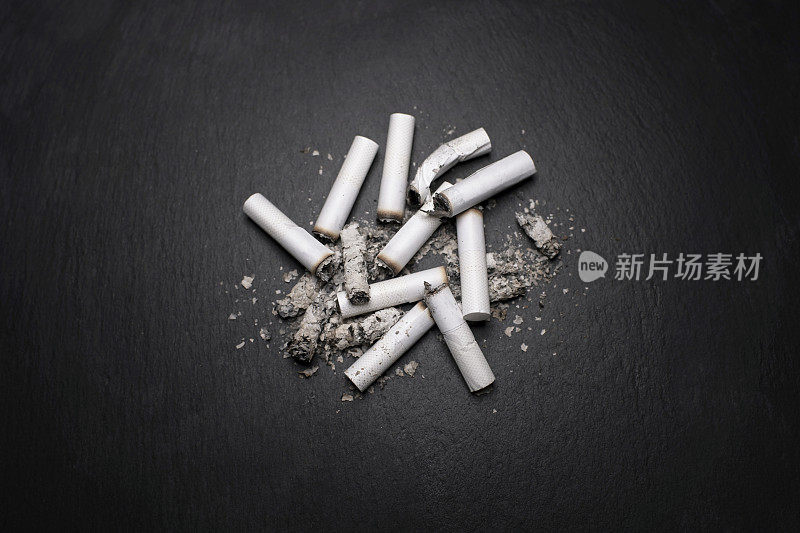 烟头和烟灰的顶部视图