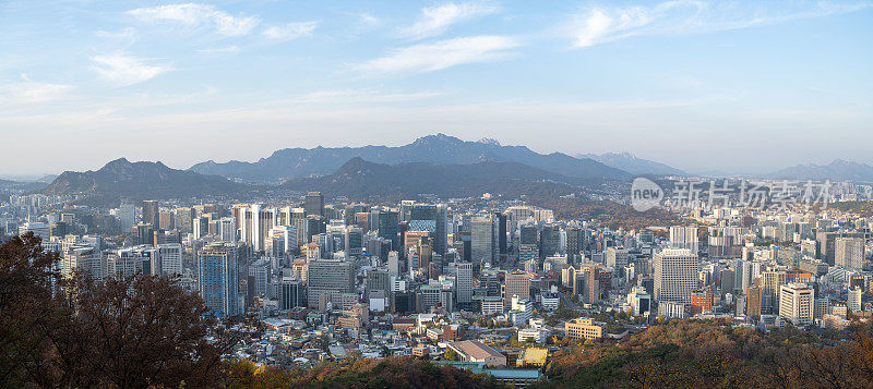 韩国首尔的天际线是一个阳光明媚的日子