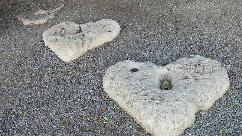 在以色列加利利海附近的一块鹅卵石上，有三颗白色心形的石头，在耶稣复活时与门徒见面的地方