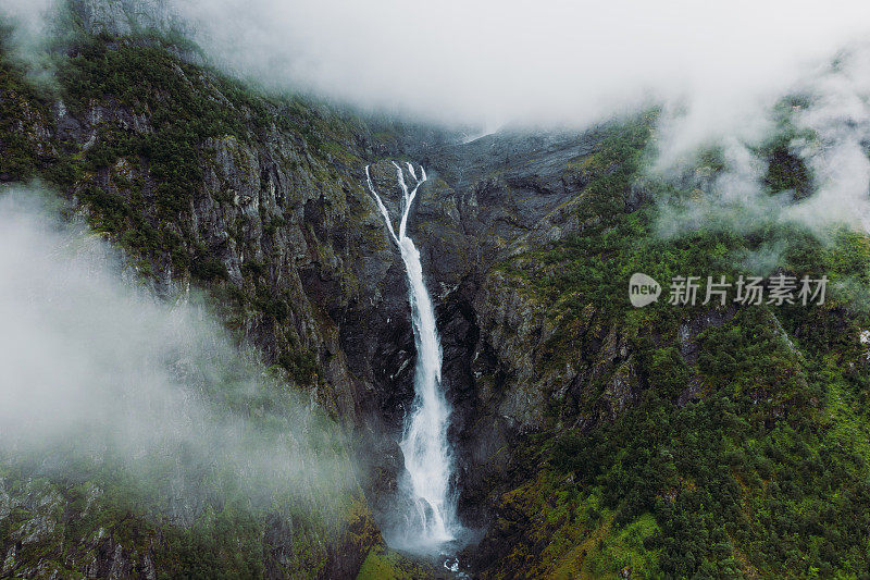 航拍的Mardalsfossen瀑布在风景秀丽的绿色山谷在挪威