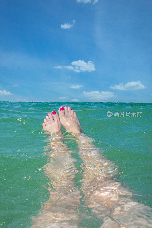 一名女子漂浮在墨西哥湾清水海滩