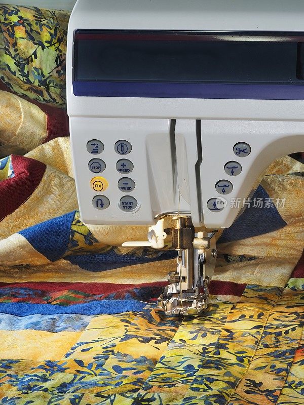 在缝纫机上等待最后绗缝的手工被子的特写焦点堆叠图像。