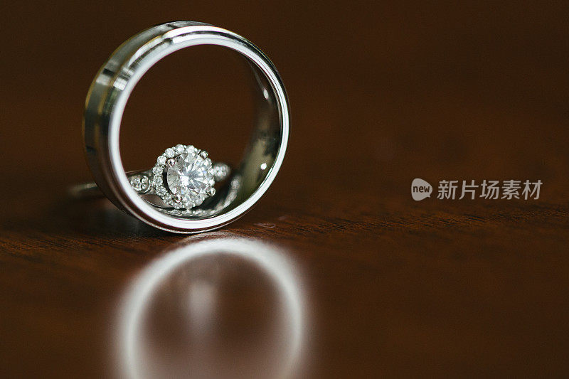 白金和钻石结婚戒指