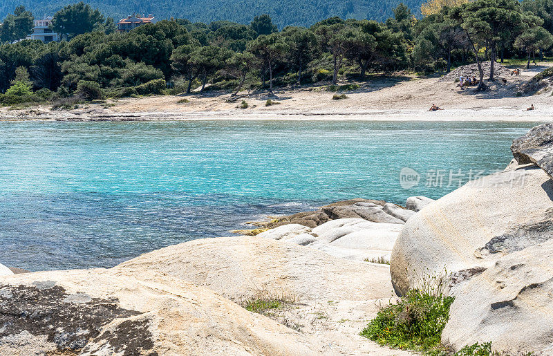 蓝色的海水和白色的石头爱琴海在卡里迪海滩