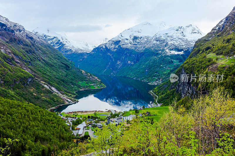 挪威的峡湾。Geiranger峡湾。更多关于罗姆斯代尔县的报道。斯堪的那维亚。山景观