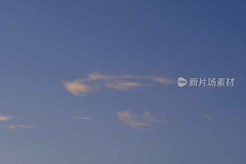 乌云密布的天空