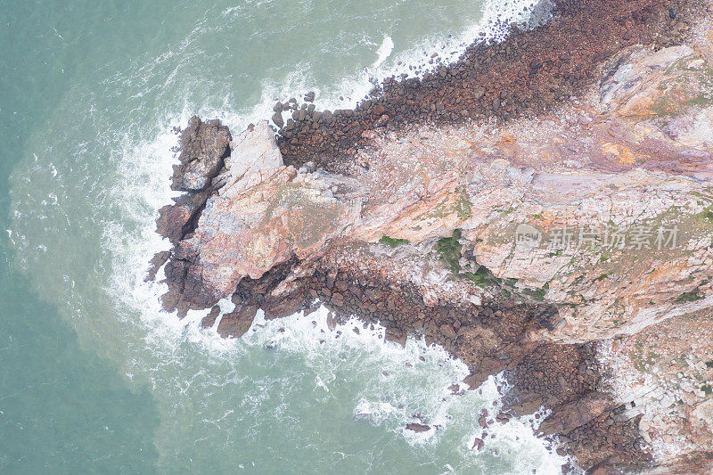 鸟瞰落基山脉和海浪的海岸线