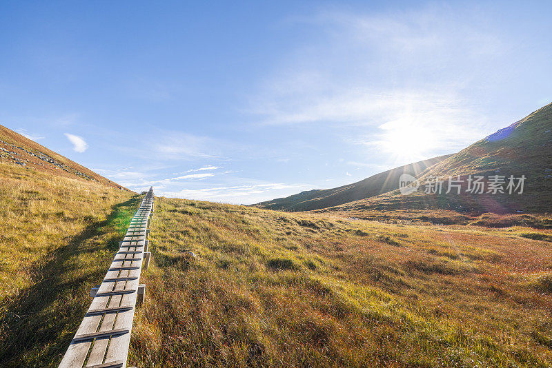 挪威罗弗敦群岛的一条美丽的高架木制徒步小径