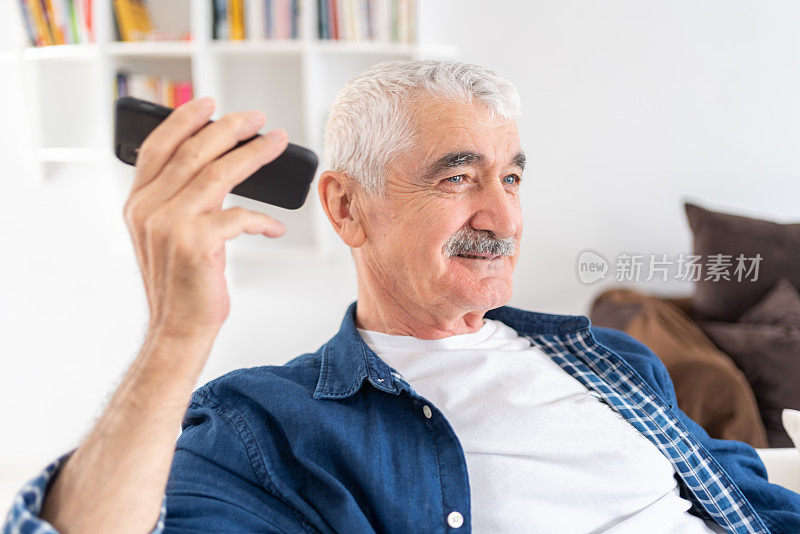 戴助听器的老人使用智能手机