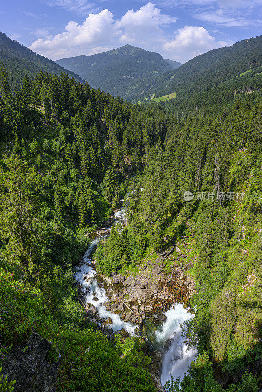 山水在山间，河流在森林中蜿蜒