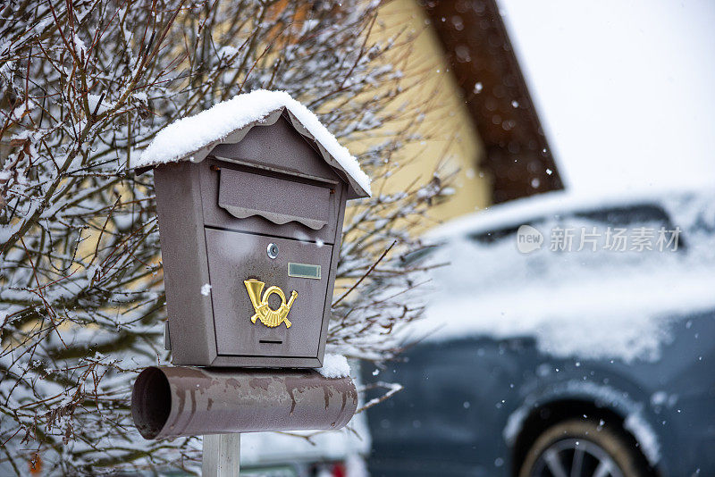 积雪覆盖的老式复古风格邮箱