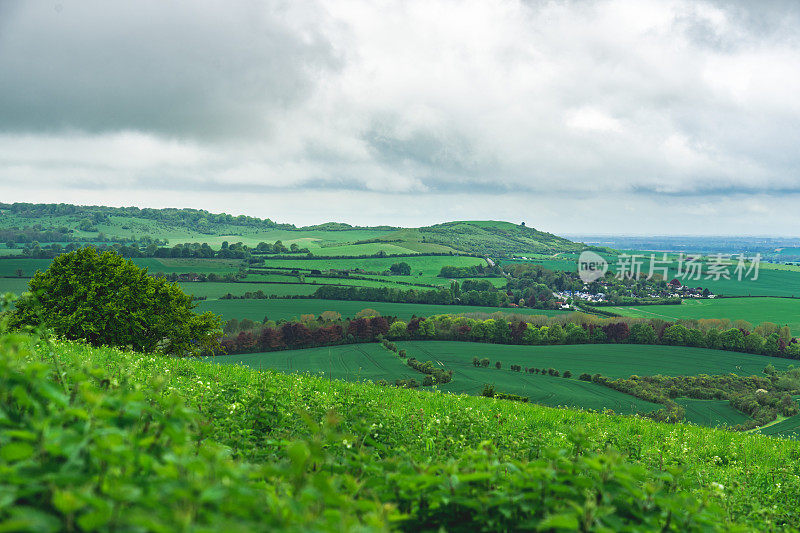 英国邓斯特布尔唐斯，夏天阴天从山上看到的英国风景