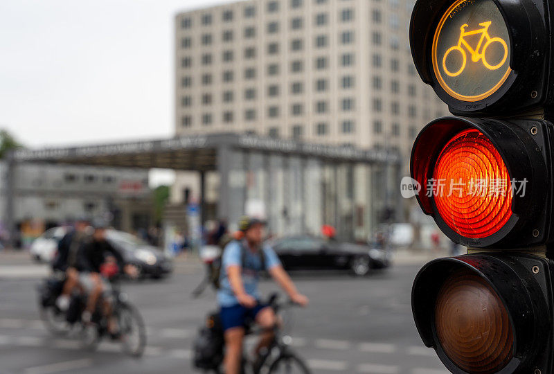城市街道上的交通信号灯对骑自行车的人的特写