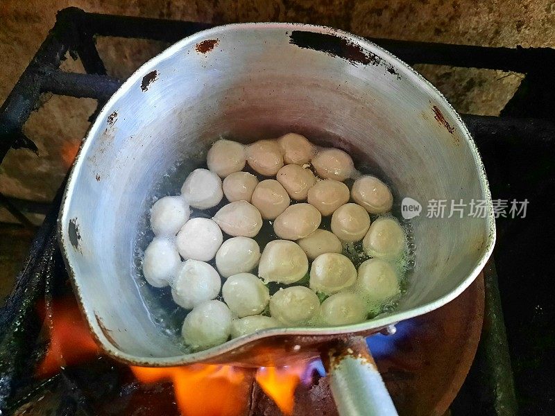 在炉子上煮肉丸-食物准备。