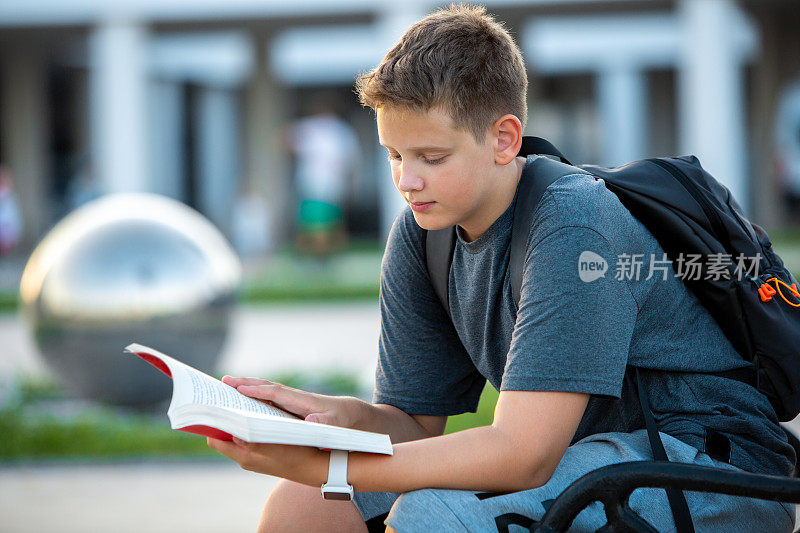 学者的静修:青少年在现代学校背景下读书放松