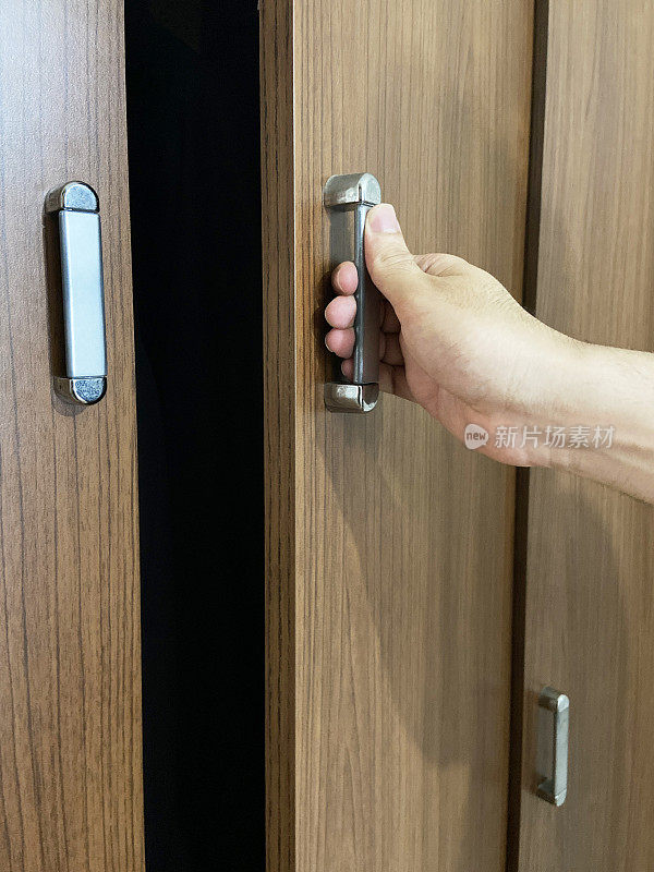 一只手打开衣柜门