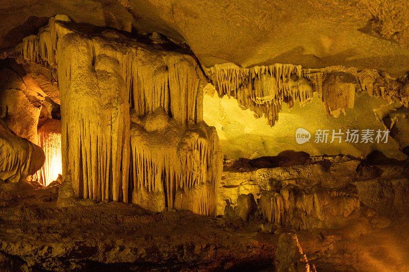 越南下龙湾的一个洞穴